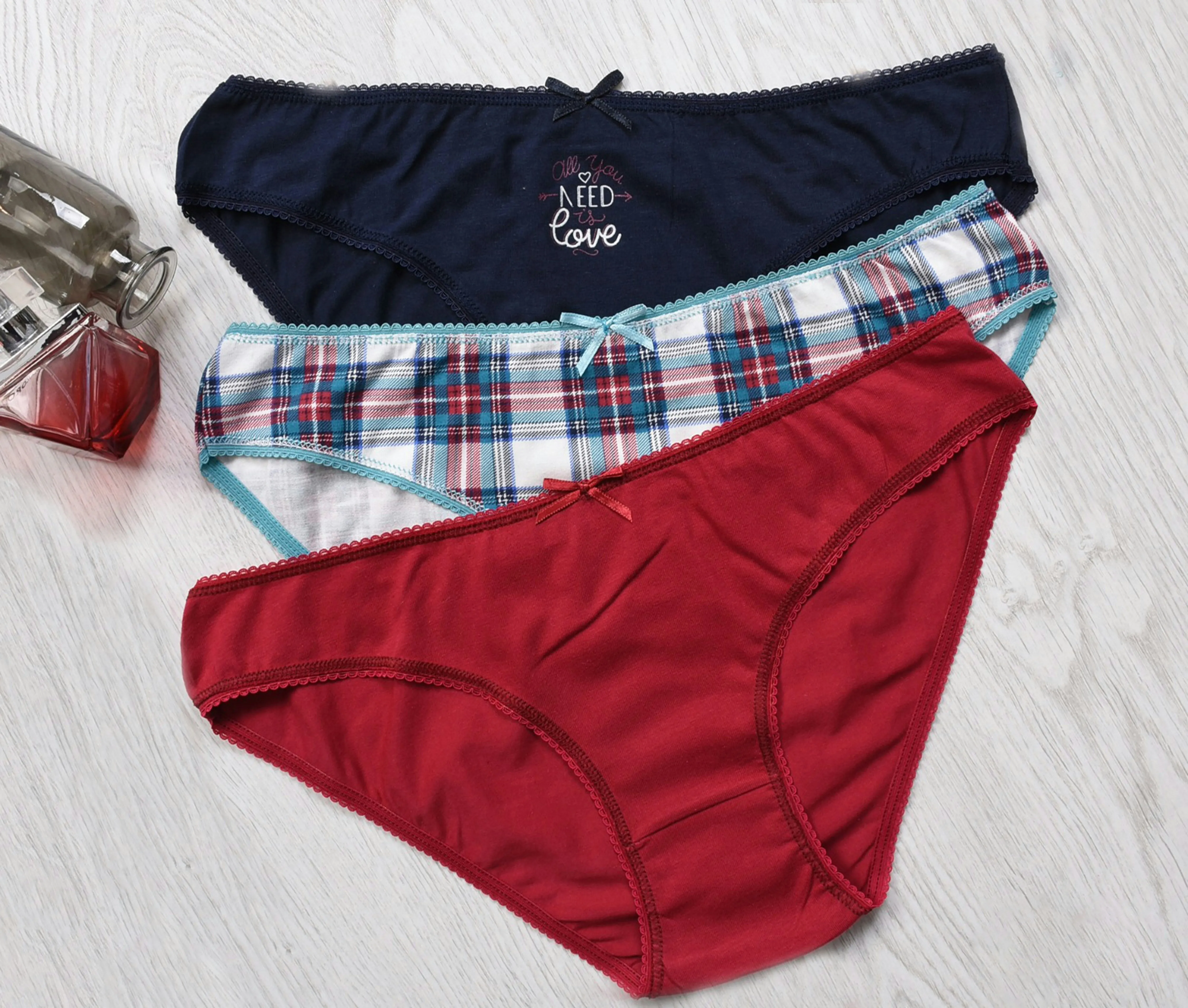 На секонді не можна купляти спідню білизну На секонді не можна купляти спідню білизну