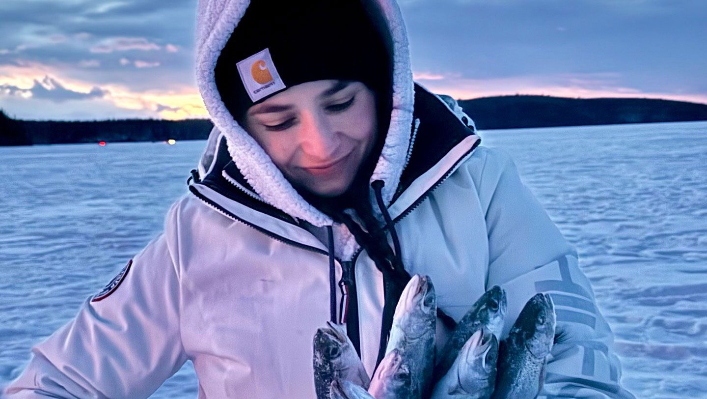 Жінка ловить рибу на Алясці Жінка ловить рибу на Алясці