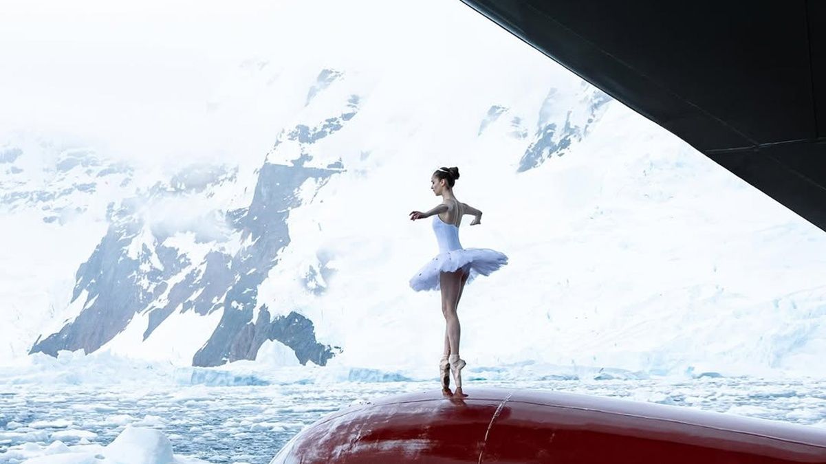 Французская балерина станцевала на носу круизного судна в Антарктиде Французская балерина станцевала на носу круизного судна в Антарктиде
