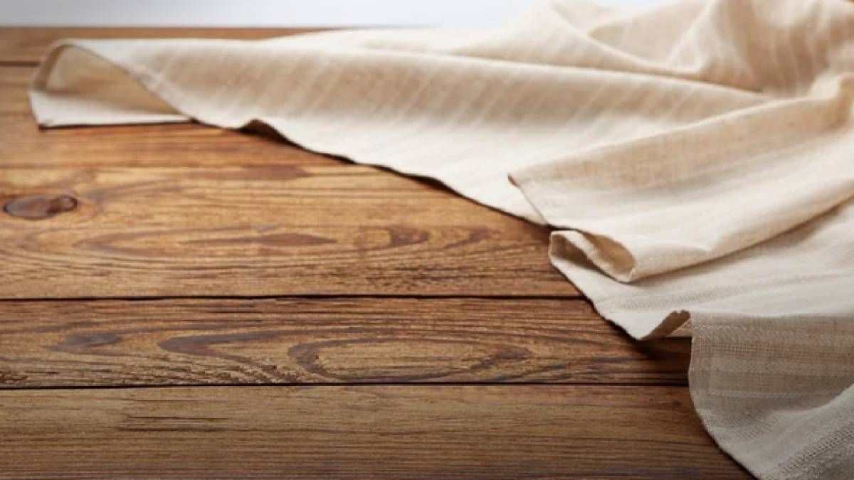 Стара кухонна скатертина може стати чудовим замінником нових штор для душу