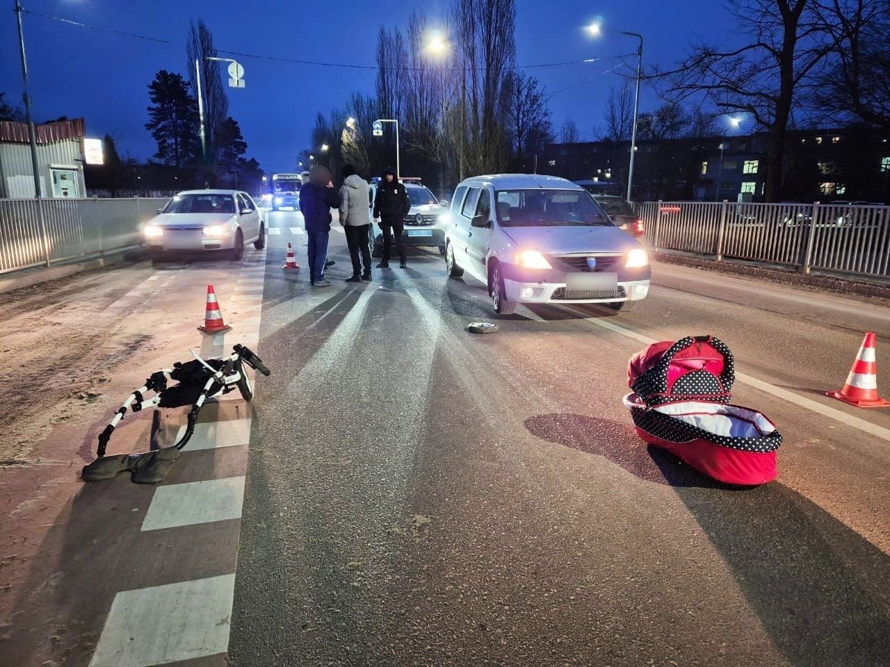В Вараше авто наехало на мать с коляской В Вараше авто наехало на мать с коляской