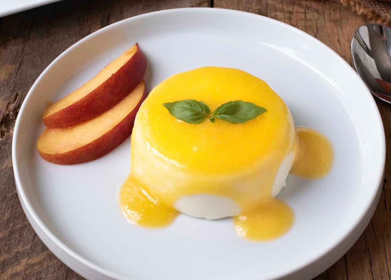 Десерт з персиків та згущеного молока Десерт з персиків та згущеного молока