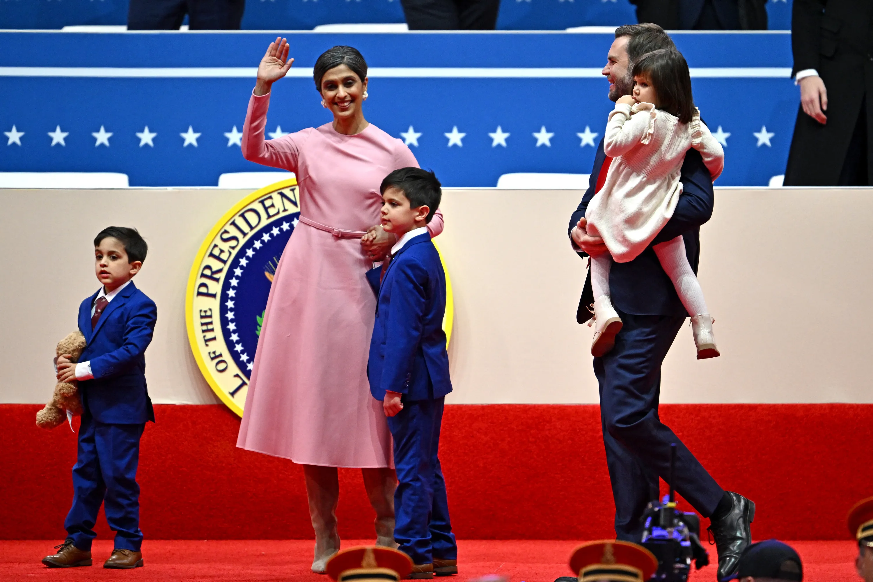 Уша Венс з чоловіком та трьома дітьми