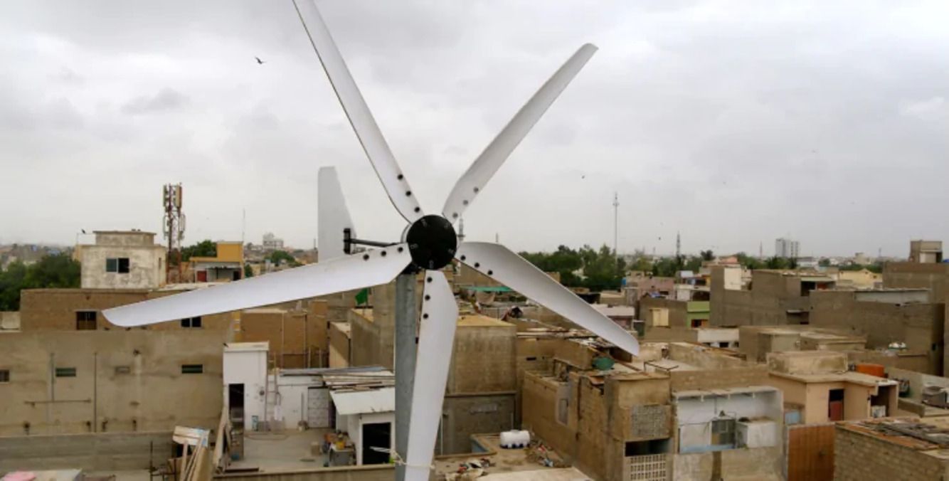 Мужчина создал самодельную ветряную турбину Мужчина создал самодельную ветряную турбину