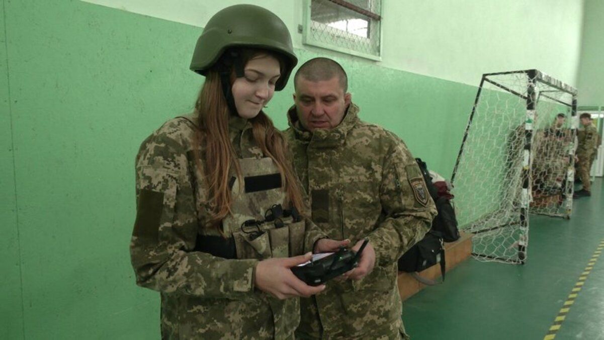 Уроки Захисту України - як відбуваються та чого навчають учнів 10 – 11 класів Уроки Захисту України - як відбуваються та чого навчають учнів 10 – 11 класів