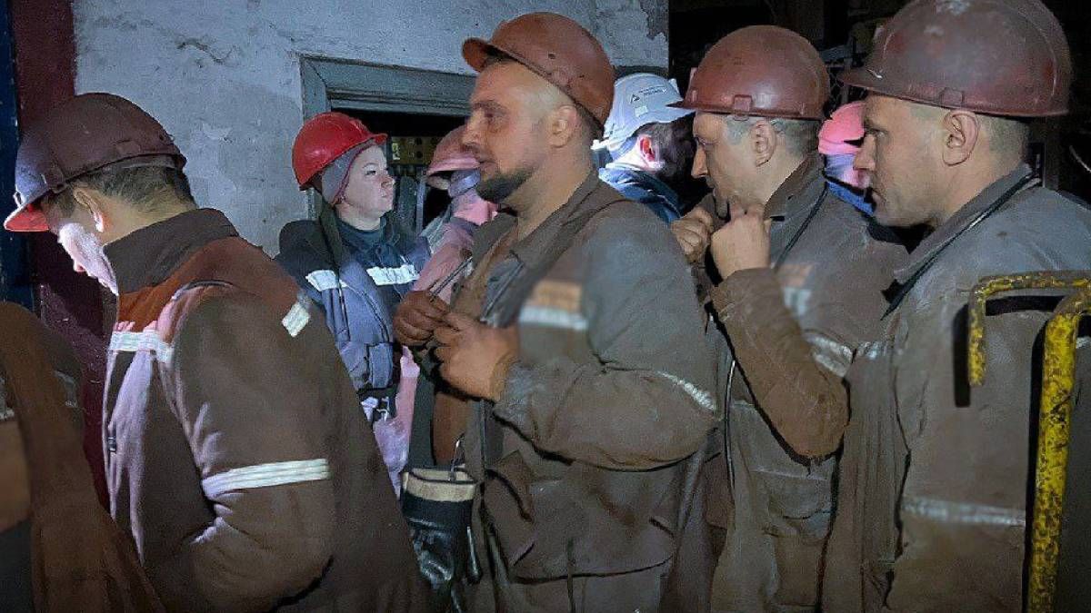 У Дніпропетровській області врятували гірників з-під землі У Дніпропетровській області врятували гірників з-під землі