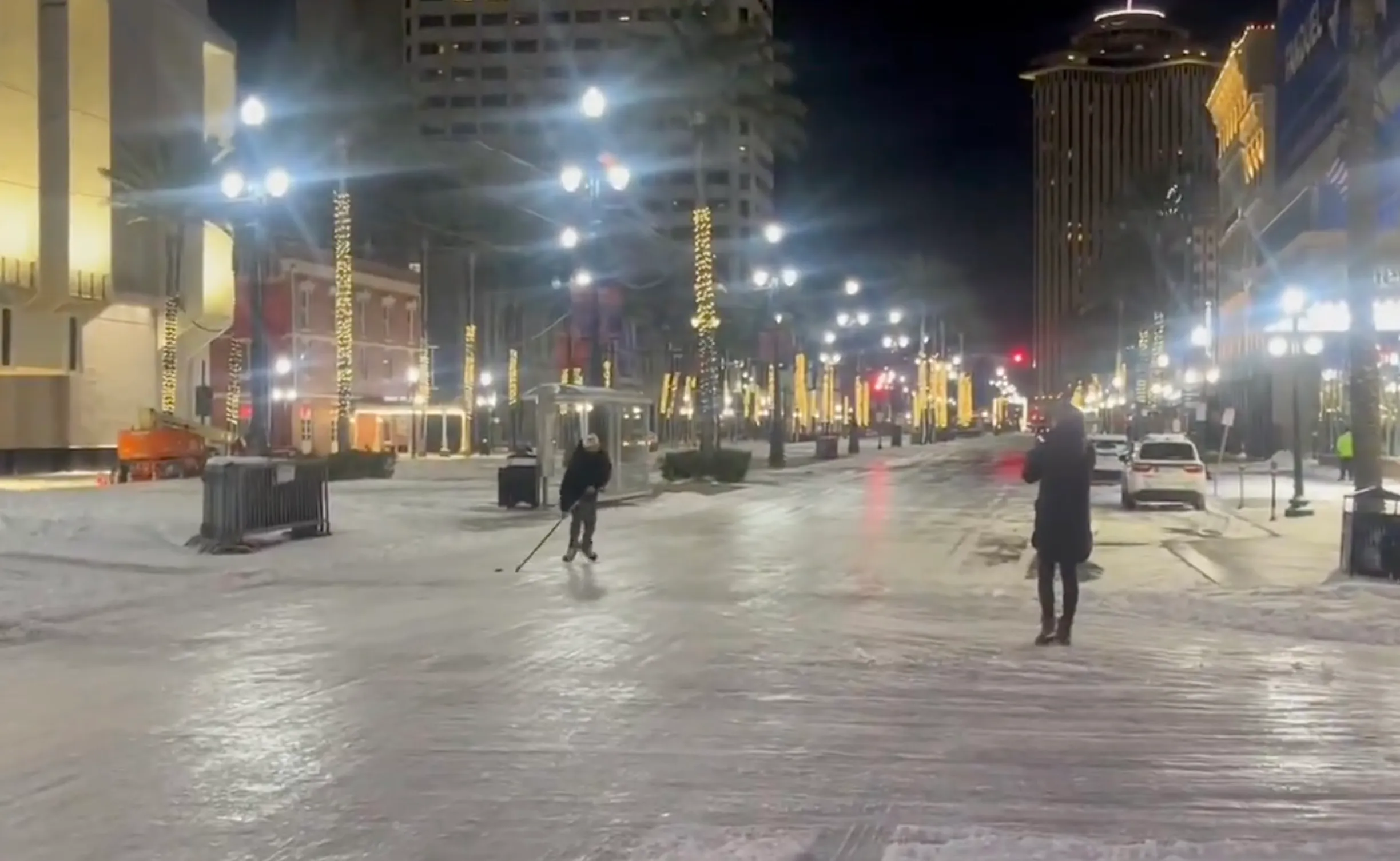 В Новом Орлеане замерзшая улица превратилась в хоккейную площадку В Новом Орлеане замерзшая улица превратилась в хоккейную площадку