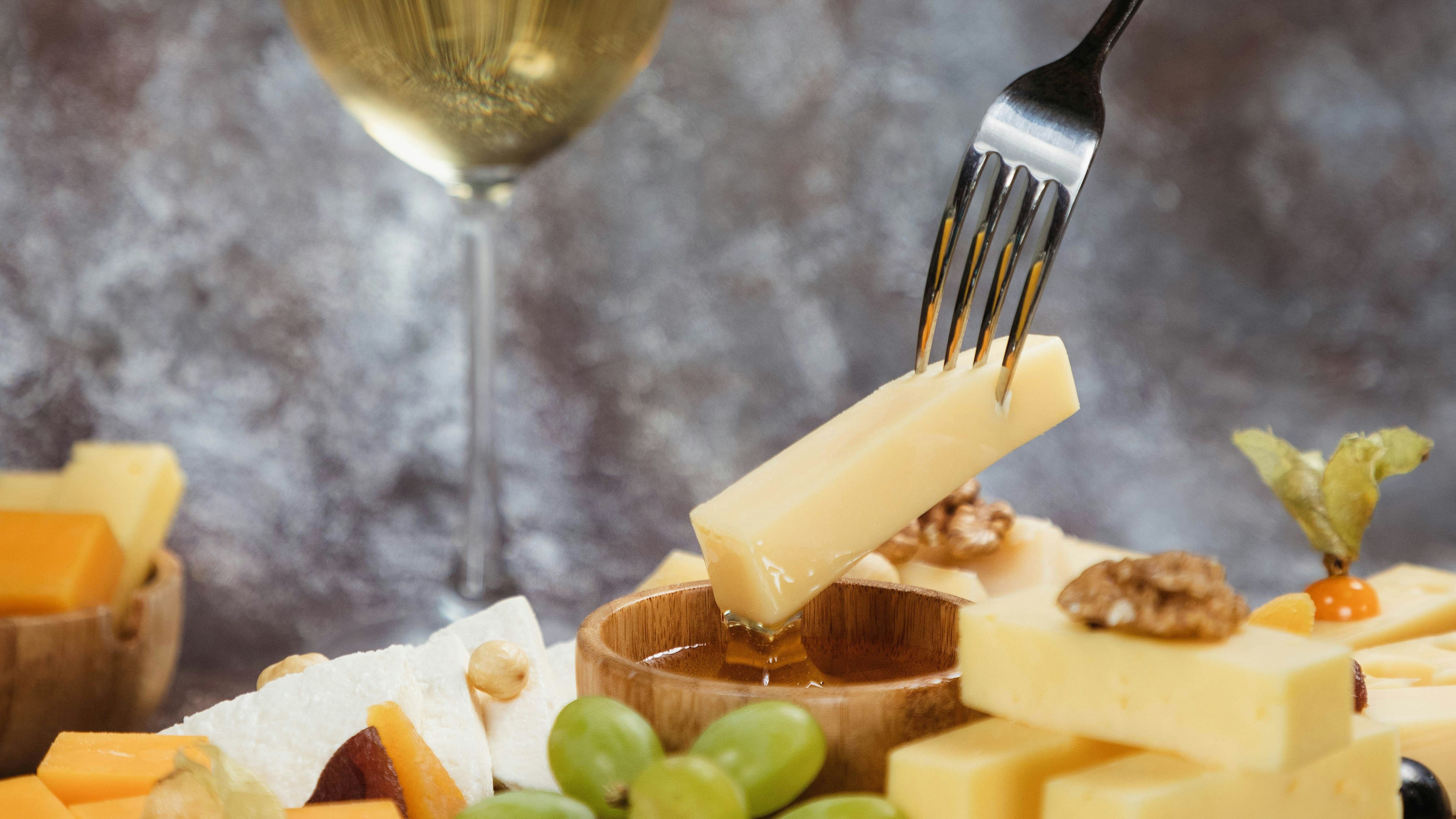 Чоловік був шокований сюрпризом, який знайшов всередині пачки сиру Чоловік був шокований сюрпризом, який знайшов всередині пачки сиру