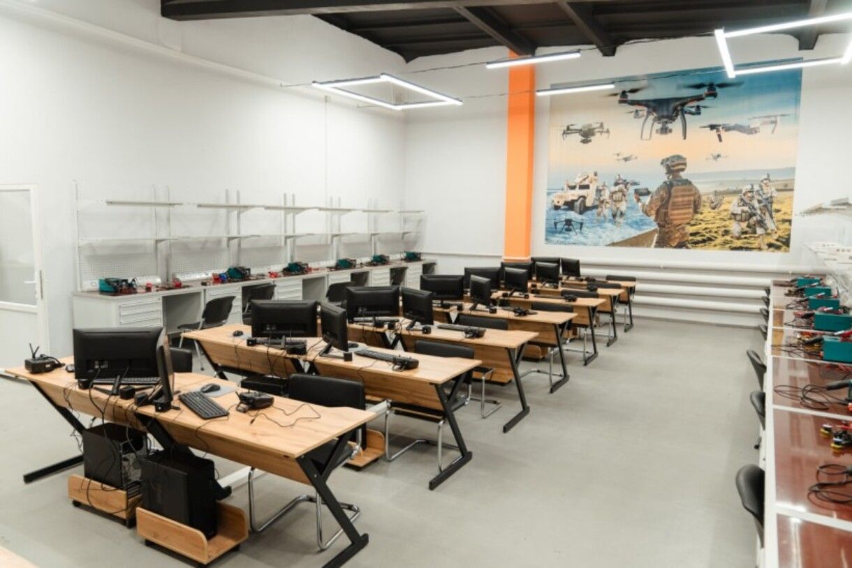 Професійна освіта - в Україні запрацював центр підготовки операторів дронів Професійна освіта - в Україні запрацював центр підготовки операторів дронів