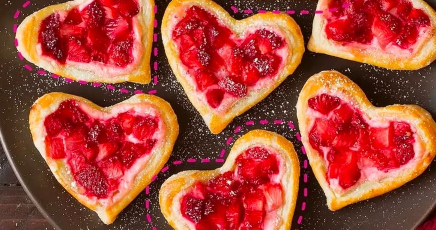 Клубнично-творожное пирожное на слоеном тесте Клубнично-творожное пирожное на слоеном тесте