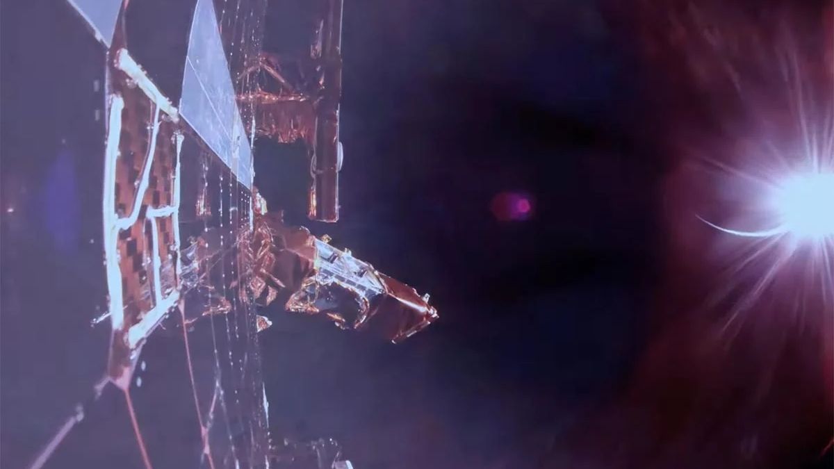 Blue Ghost показал момент затмения Солнца Землей в космосе Blue Ghost показал момент затмения Солнца Землей в космосе