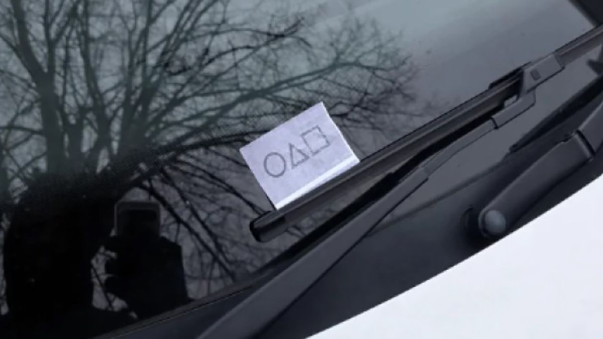 В Британии мужчина нашел приглашение в игру в кальмара - фото В Британии мужчина нашел приглашение в игру в кальмара - фото