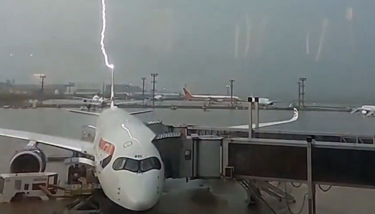 Молния ударила в борт самолета Молния ударила в борт самолета