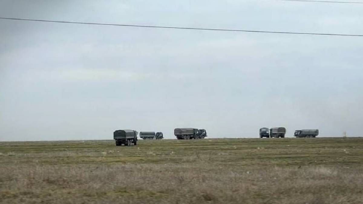 Россияне перемещают военную технику в Крыму Россияне перемещают военную технику в Крыму