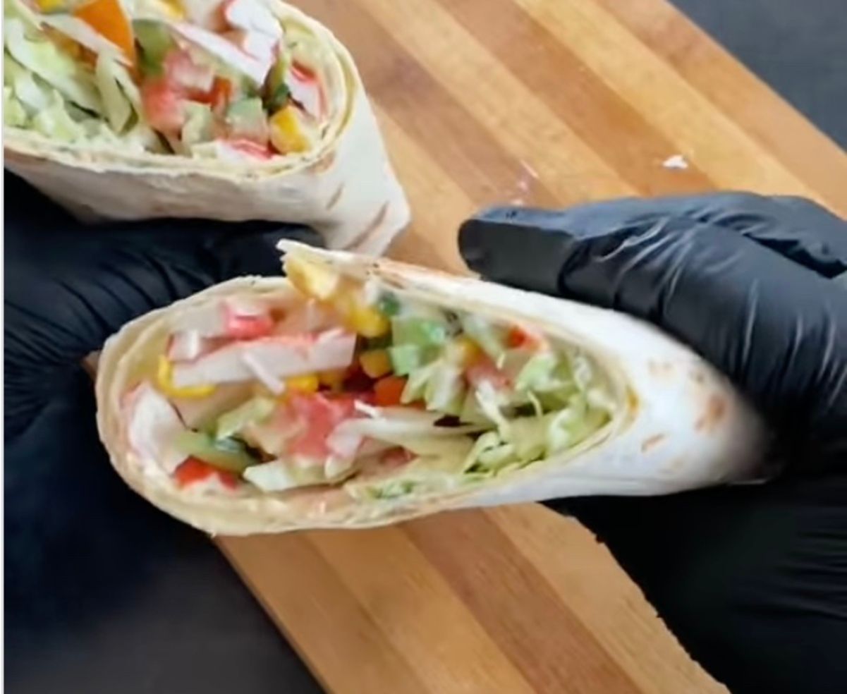 Закуска з лаваша та крабових паличок Закуска з лаваша та крабових паличок