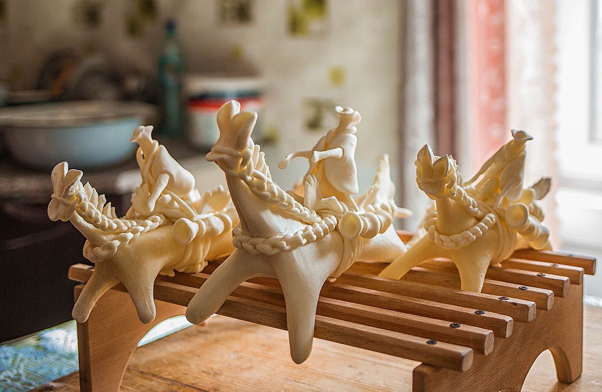 На Івано-Франківщині села розсварилися через сирних коників На Івано-Франківщині села розсварилися через сирних коників