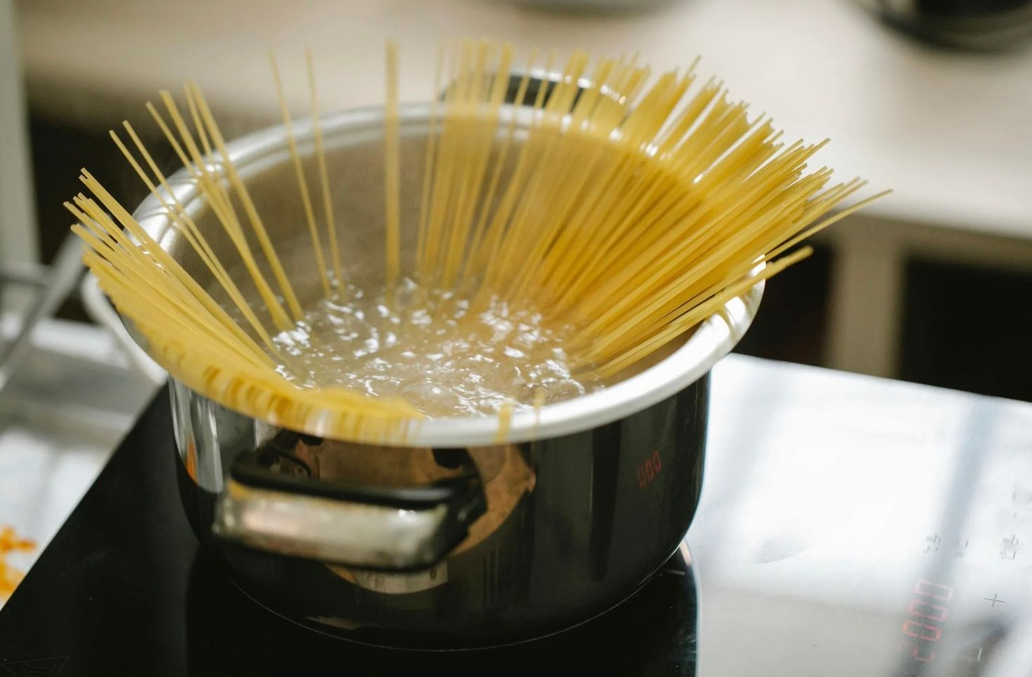 Чи закривати каструлю кришкою при варінні макаронів Чи закривати каструлю кришкою при варінні макаронів