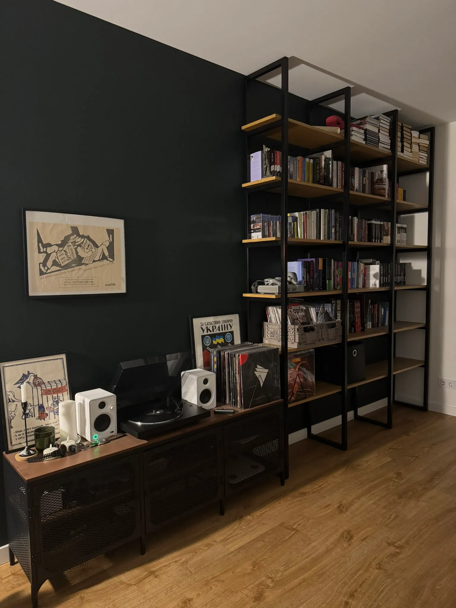 Стеллаж в интерьере Стеллаж в интерьере