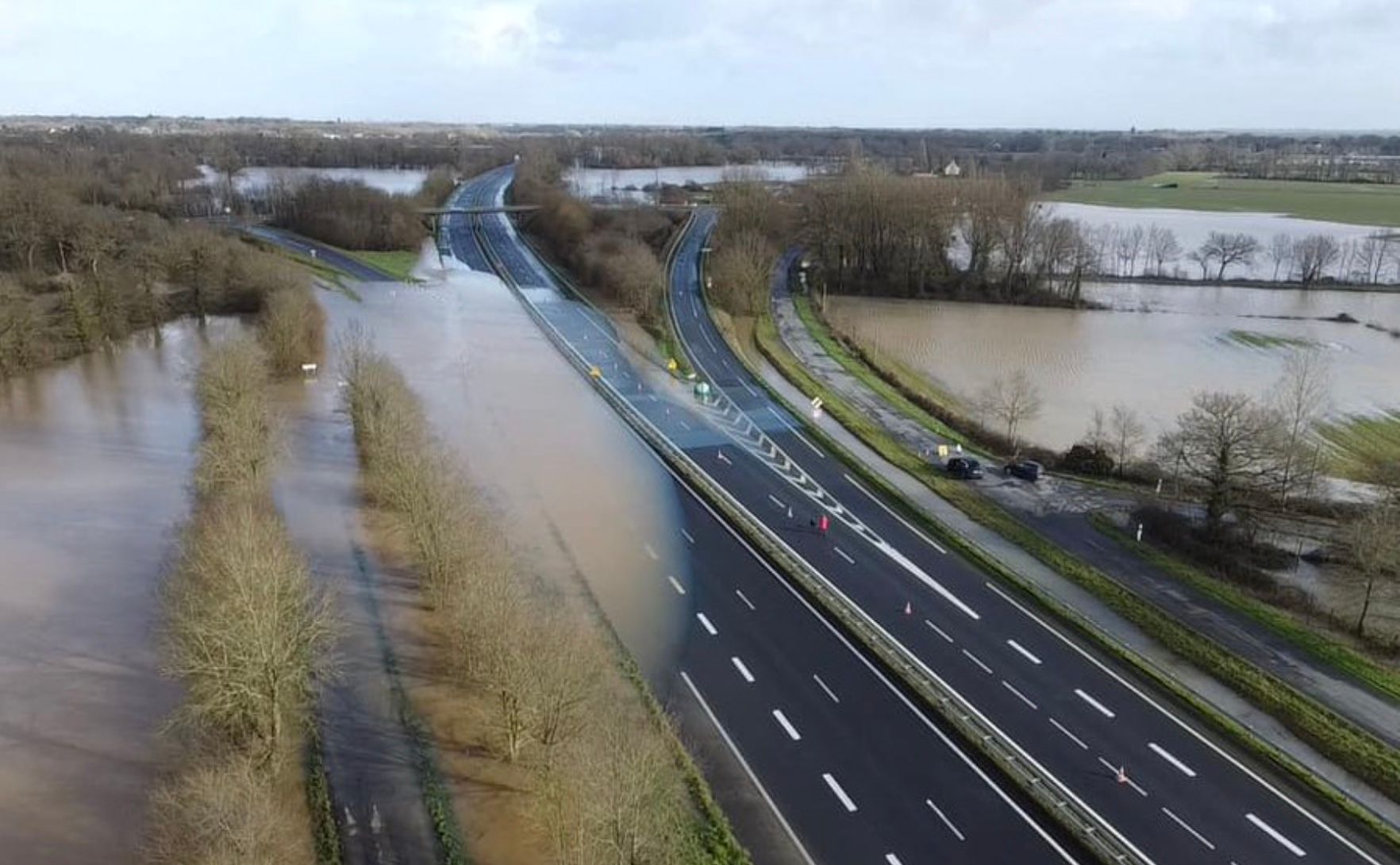 Наводнения на западе Франции продолжаются Наводнения на западе Франции продолжаются