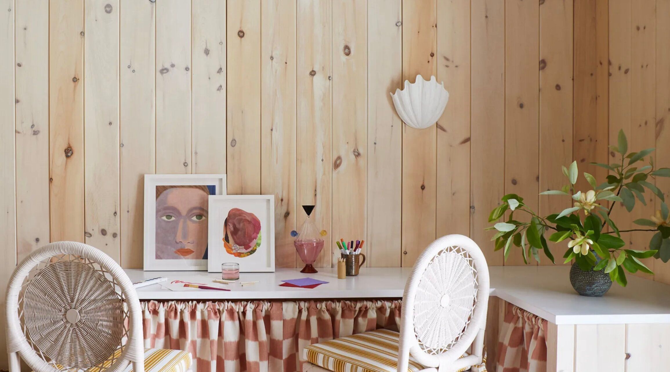 Дизайнер возродила старый тренд с обрамлением стола тканью - фото