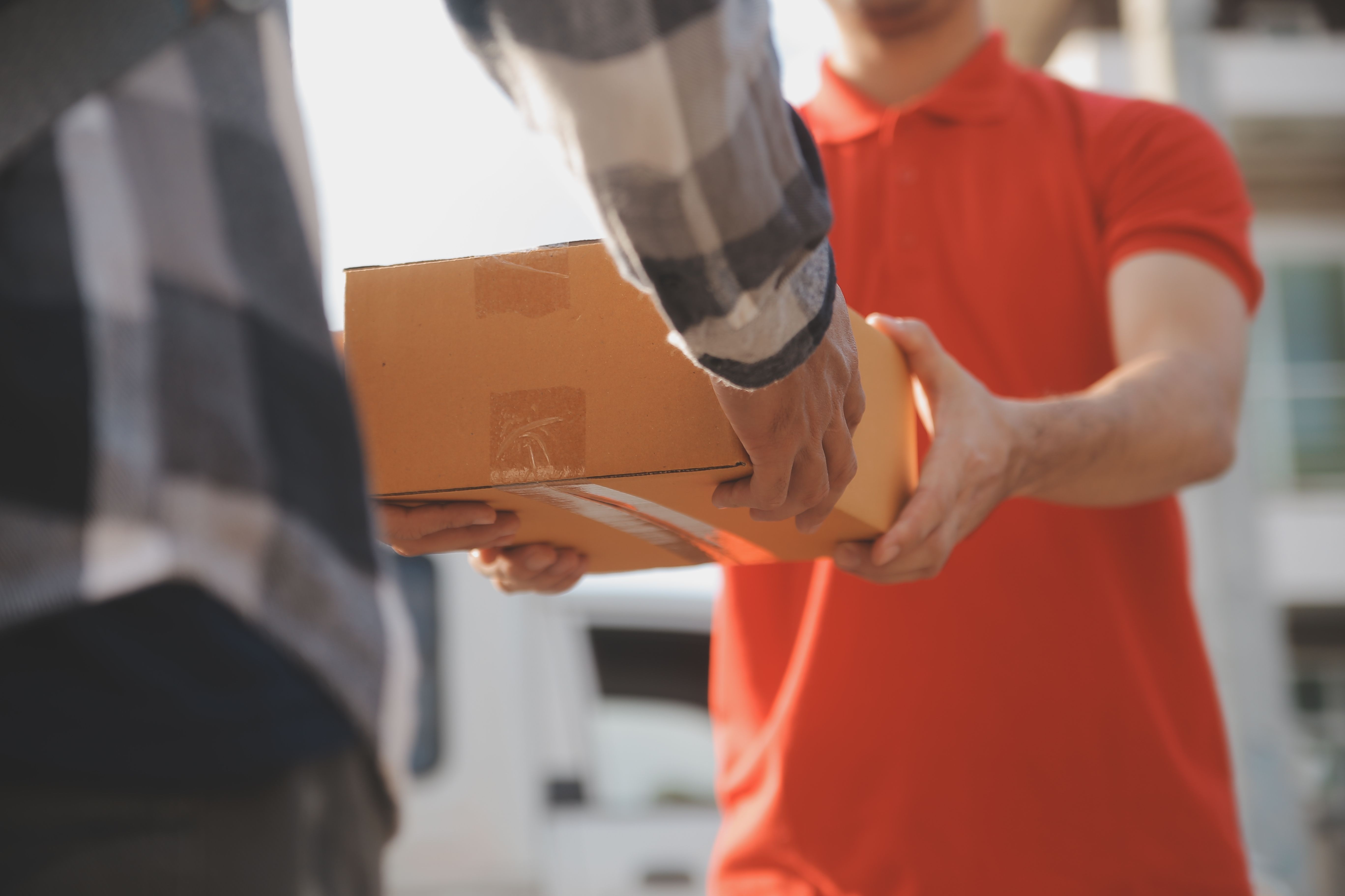 Експерти критикують податок на посилку - деталі Експерти критикують податок на посилку - деталі