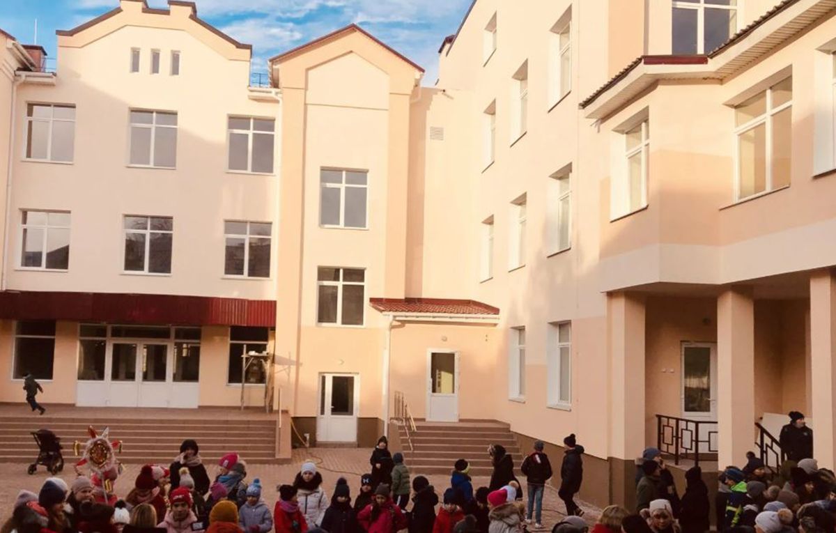 Скандал у Вишновому - з ліцею №1 виживають родину військового Шуляка - 24 Канал Скандал у Вишновому - з ліцею №1 виживають родину військового Шуляка - 24 Канал