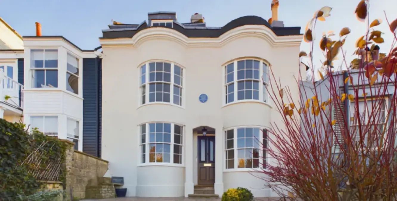 Таємниця позаду будинку - що приховує сучасний на вигляд маєток - Нерухомість Таємниця позаду будинку - що приховує сучасний на вигляд маєток - Нерухомість