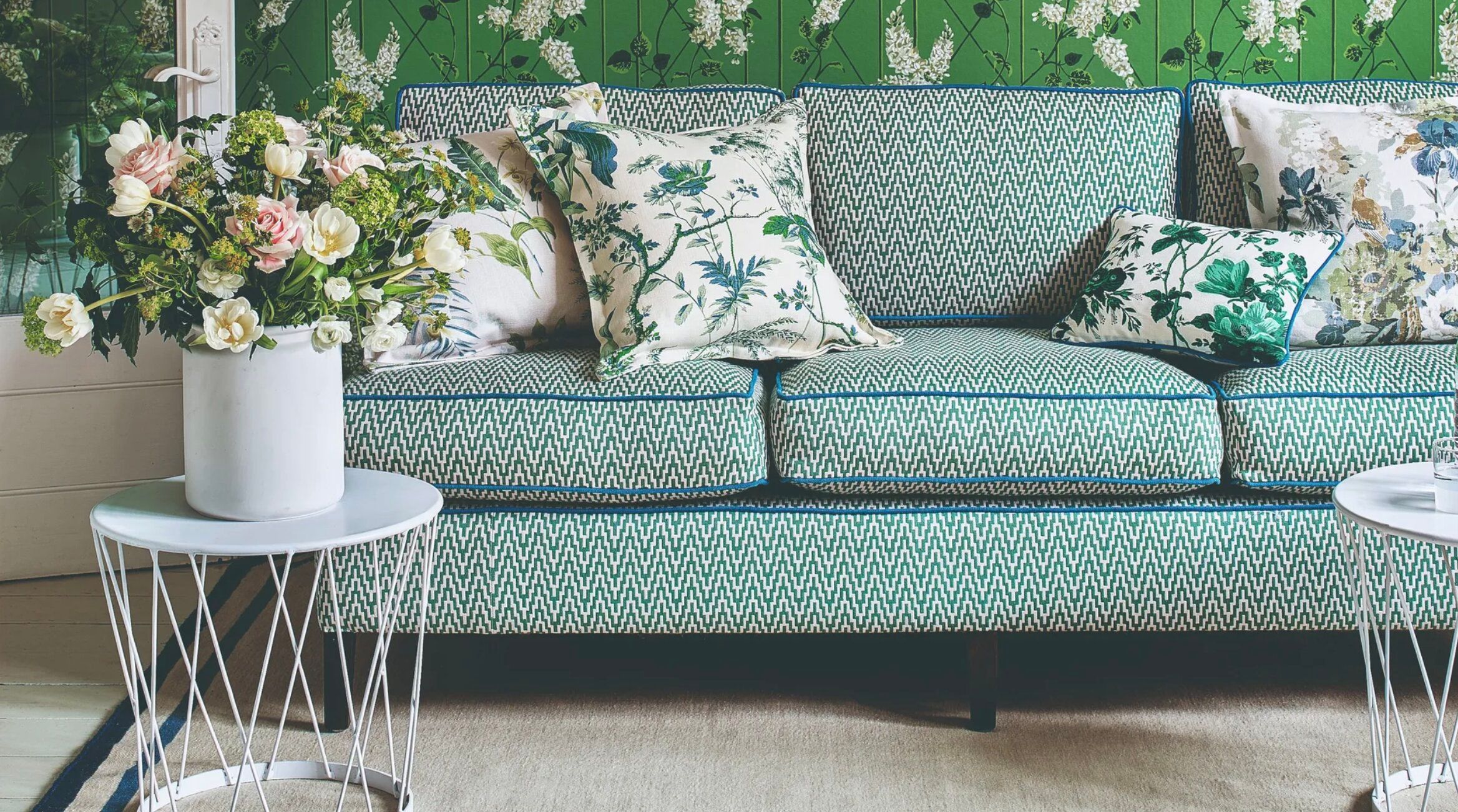 Диван с обкантовкой набирает популярность в дизайне интерьера Диван с обкантовкой набирает популярность в дизайне интерьера