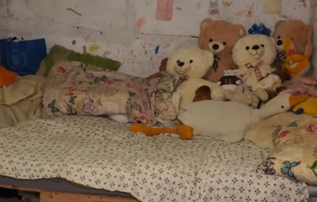 У Херсоні родина з 4 дітьми 3 роки живе в підвалі - фото - 24 Канал У Херсоні родина з 4 дітьми 3 роки живе в підвалі - фото - 24 Канал