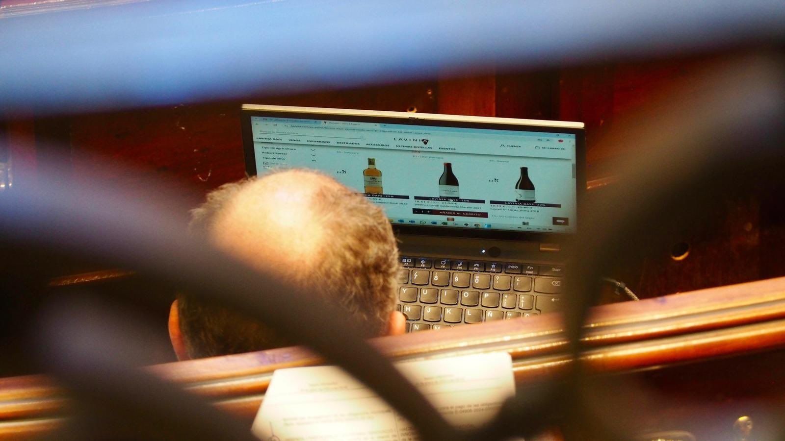 Чиновник у Валенсії купував вино під час обговорення наслідків повені Чиновник у Валенсії купував вино під час обговорення наслідків повені