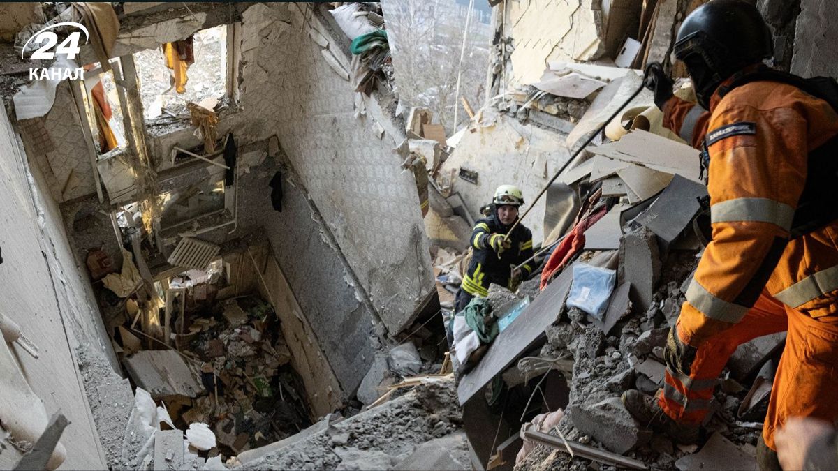 Спасателям удалось вытащить из-под завалов тела супругов Спасателям удалось вытащить из-под завалов тела супругов