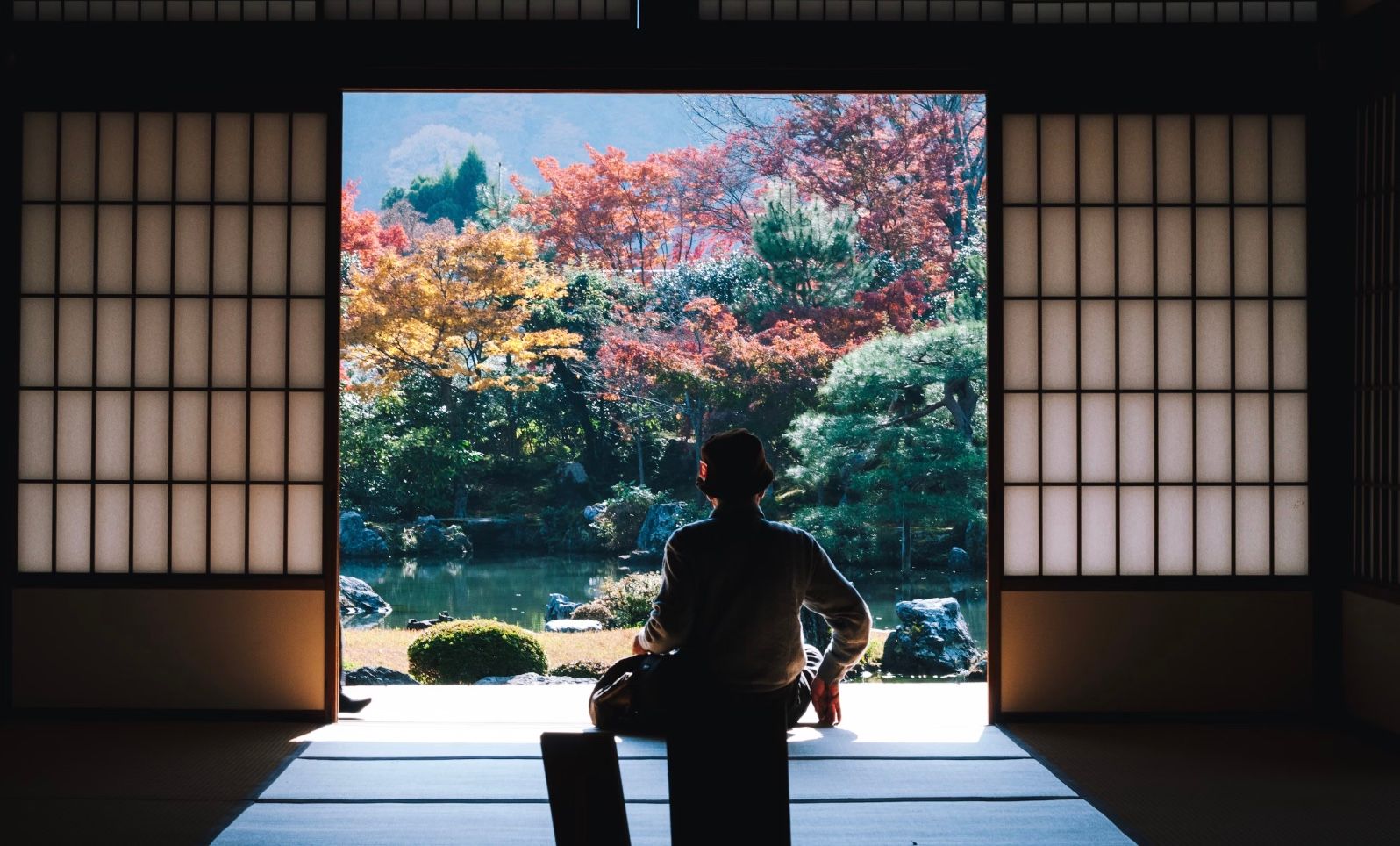 В Японии наняли охранников, чтобы запретить туристам делать красивые фото В Японии наняли охранников, чтобы запретить туристам делать красивые фото