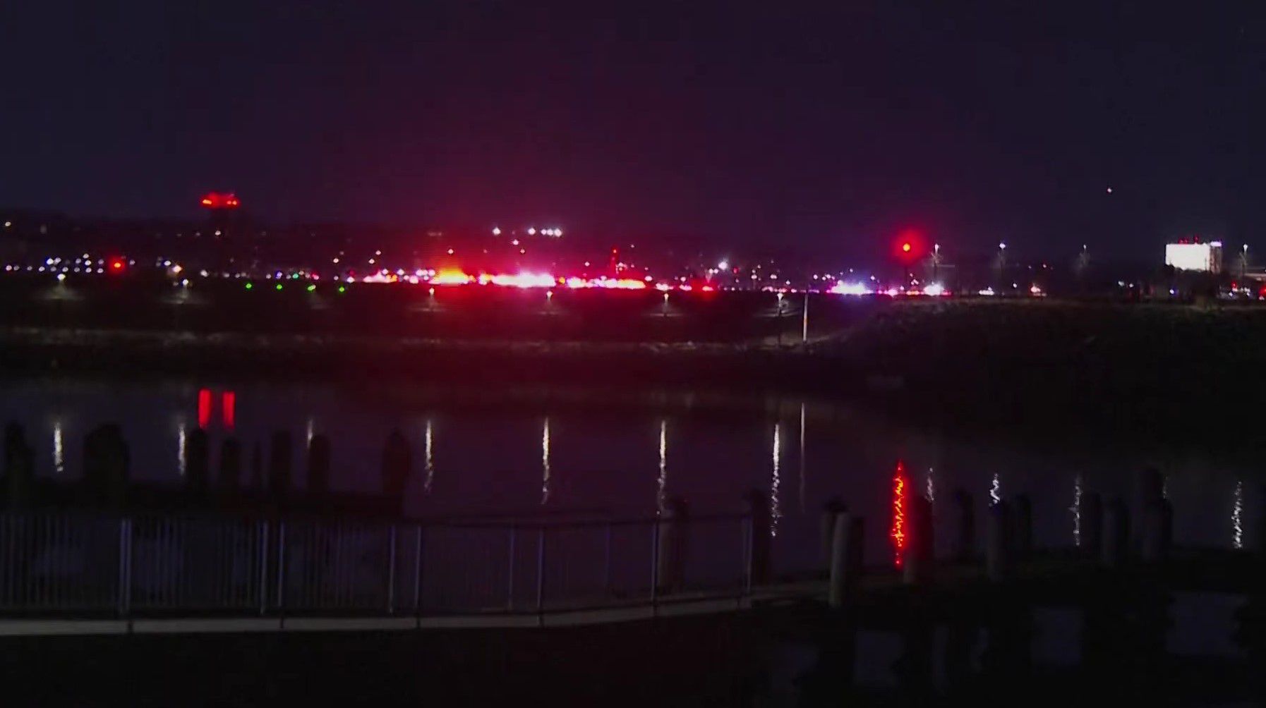 Поиск жертв авиакатастрофы в Вашингтоне затруднен Поиск жертв авиакатастрофы в Вашингтоне затруднен