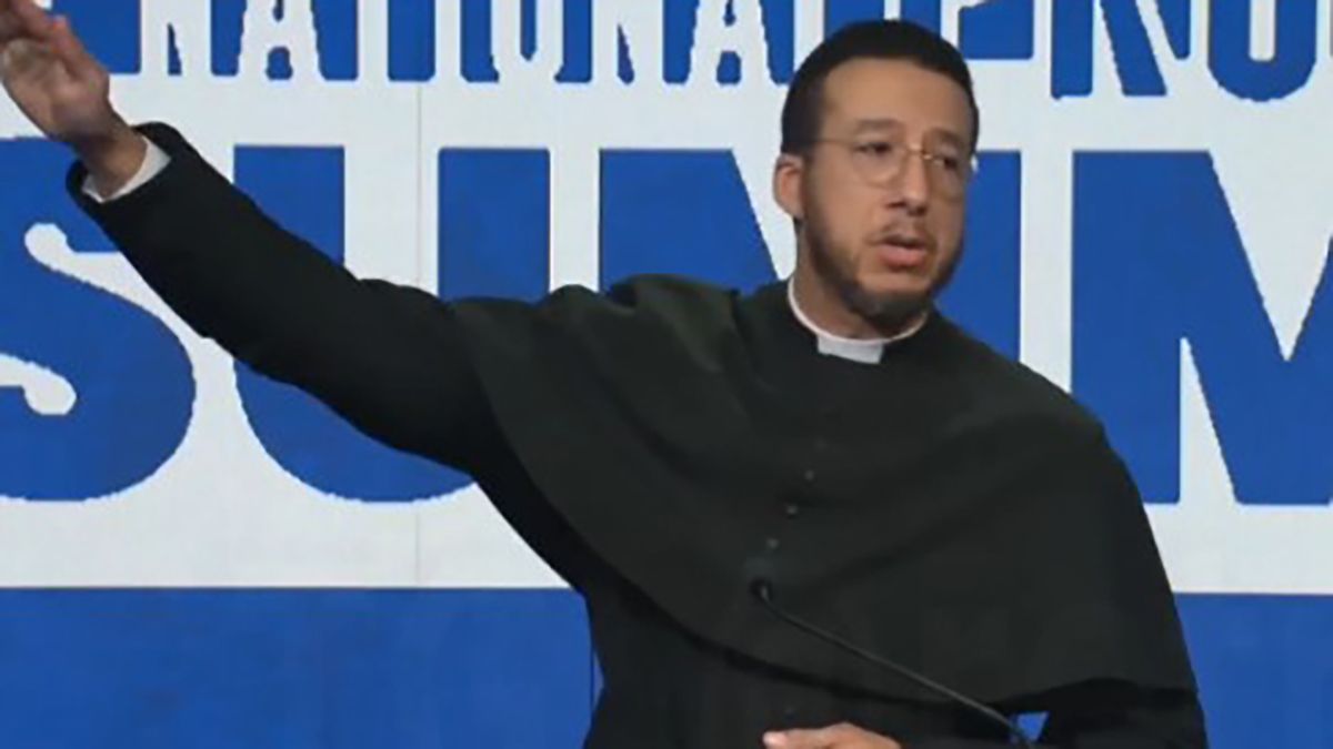 В США пастор оскандалился, показав нацистский жест В США пастор оскандалился, показав нацистский жест