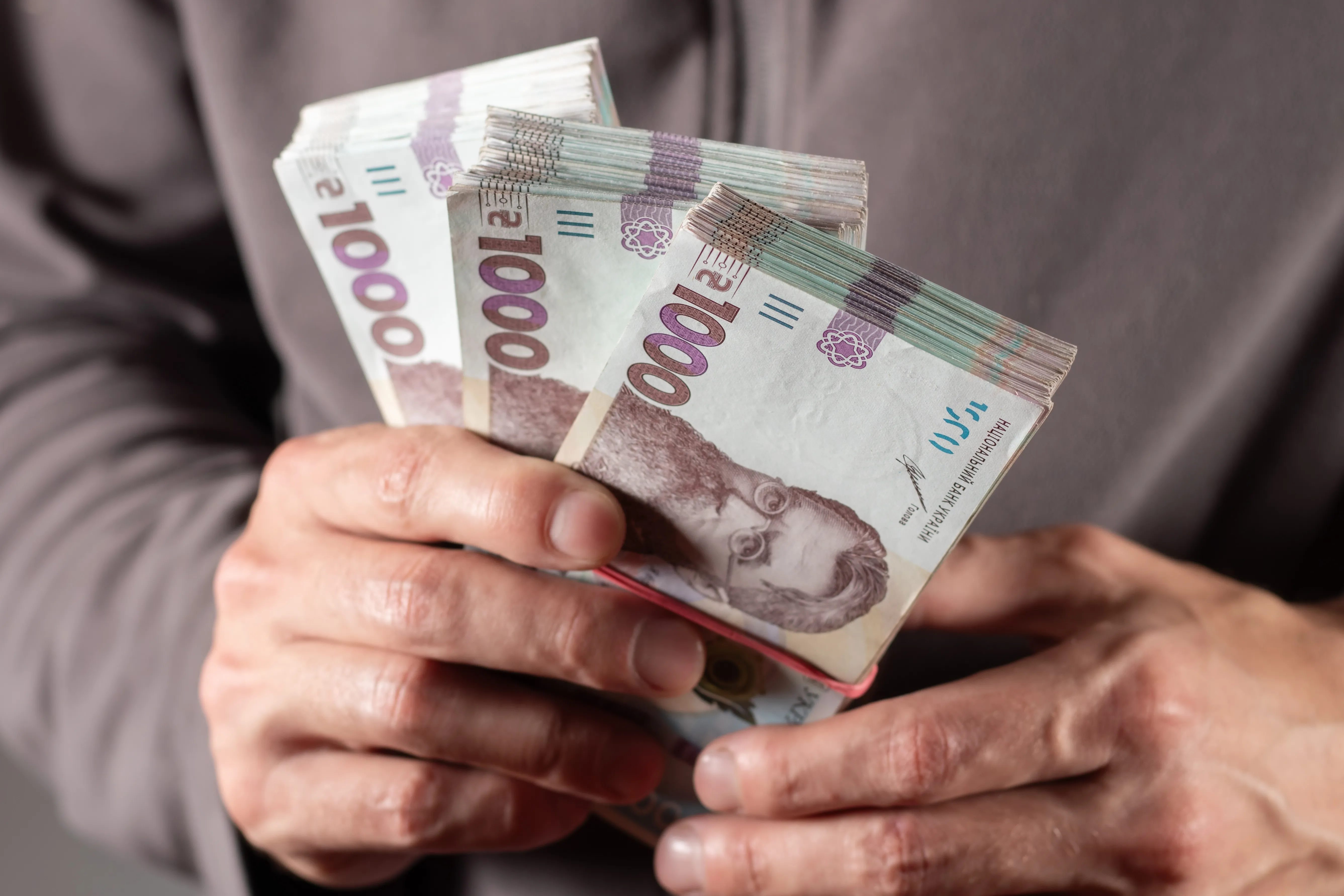 Гривны в руках Гривны в руках