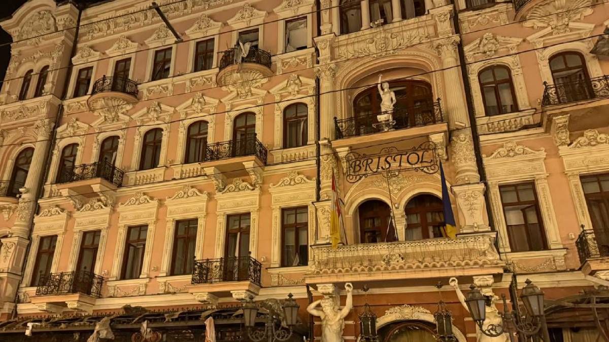 В Одесі пошкоджено низку архітектурних пам'яток внаслідок ракетної атаки В Одесі пошкоджено низку архітектурних пам'яток внаслідок ракетної атаки