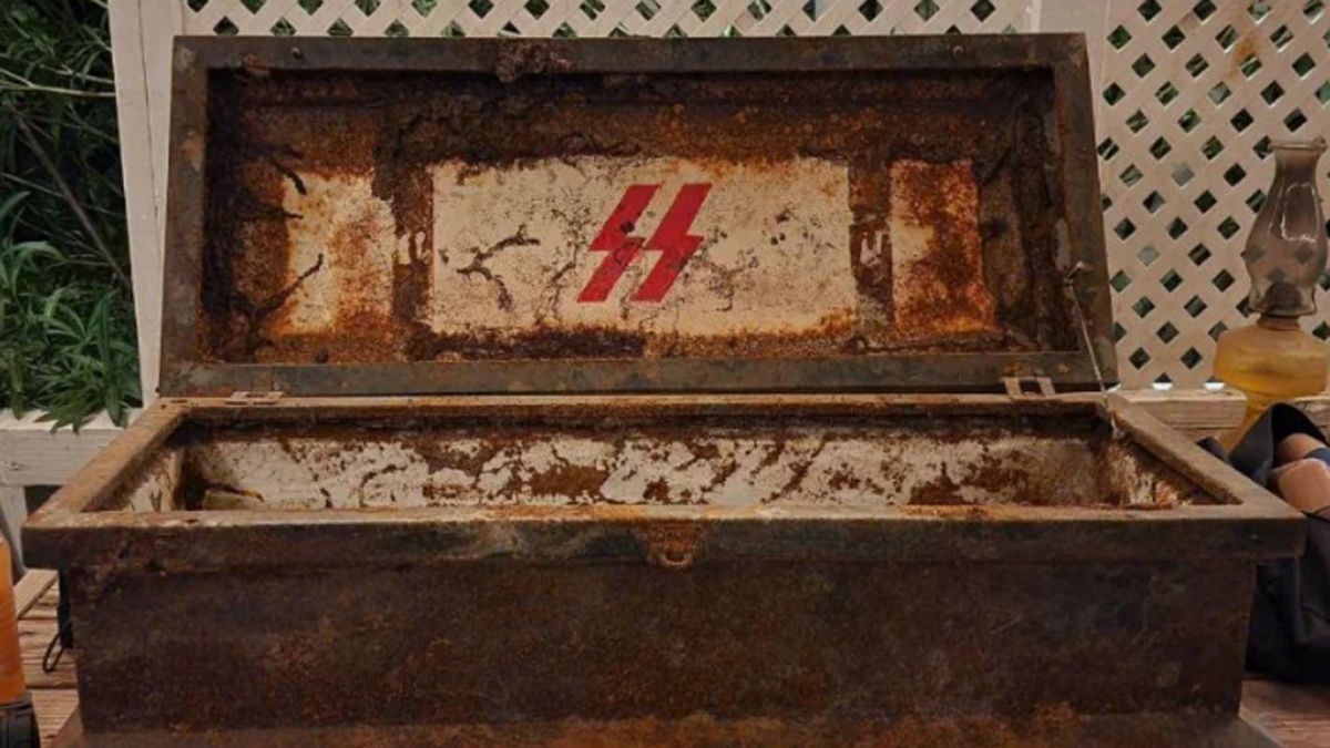 Мужчина нашел таинственный сундук в калифорнийском саду Мужчина нашел таинственный сундук в калифорнийском саду