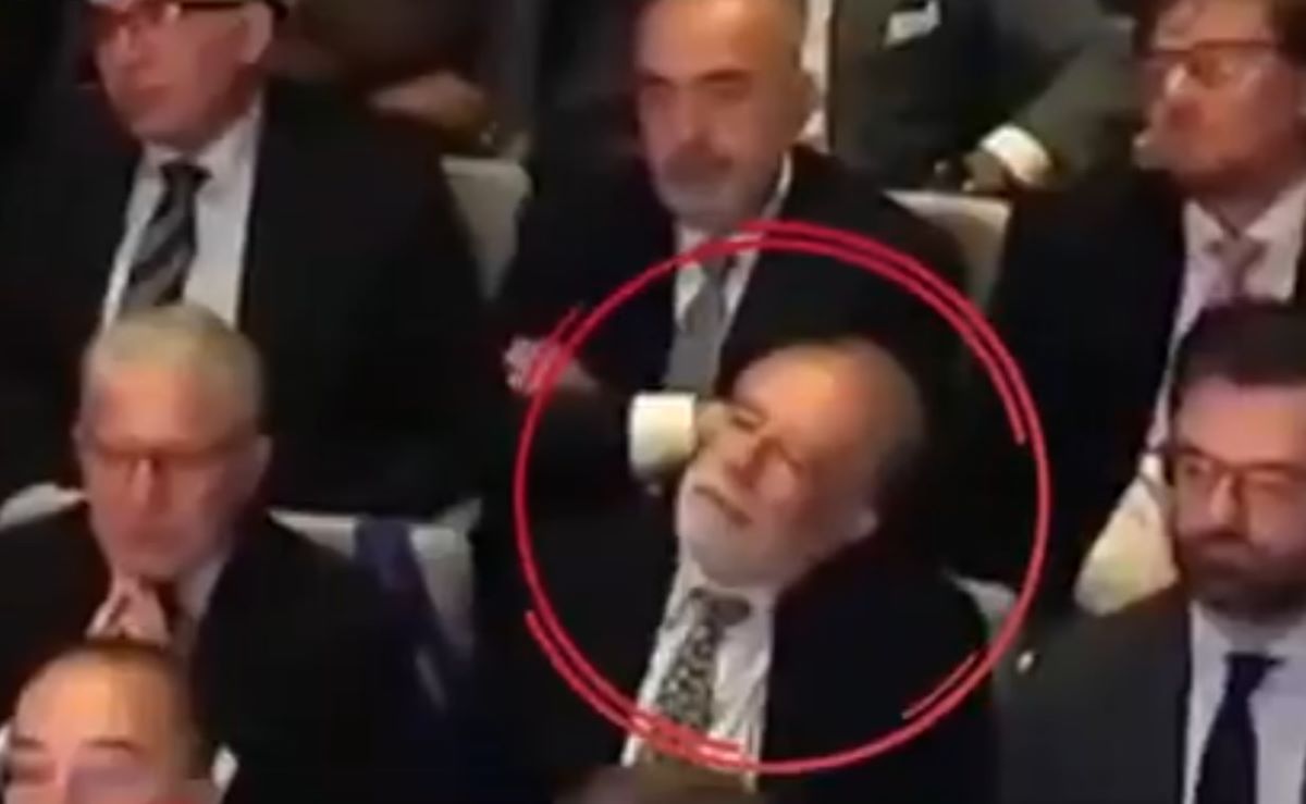 Глава МИД Испании уволил дипломата, который заснул во время его выступления - 24 Канал