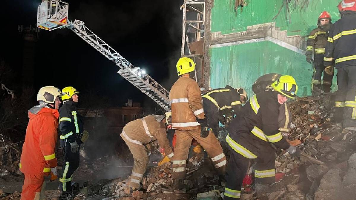 У Полтаві триває розбір завалів 5-поверхового будинку У Полтаві триває розбір завалів 5-поверхового будинку