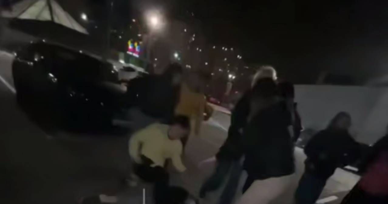 У Києві на парковці підлітки жорстоко побили дівчину: що кажуть у поліції - 24 Канал У Києві на парковці підлітки жорстоко побили дівчину: що кажуть у поліції - 24 Канал