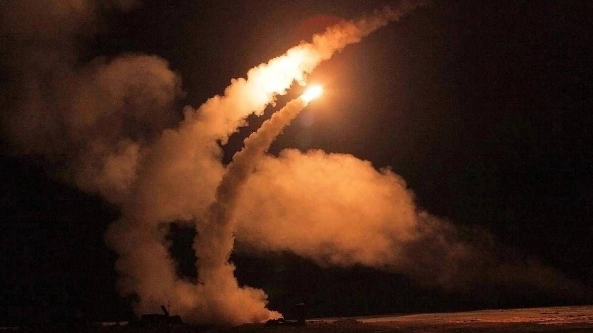 Російська ППО відбиває атаку дронів Російська ППО відбиває атаку дронів