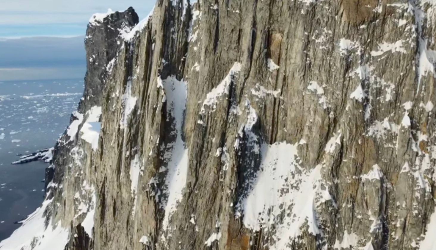 Полярники показали впечатляющую гору с обрывистыми склонами Полярники показали впечатляющую гору с обрывистыми склонами