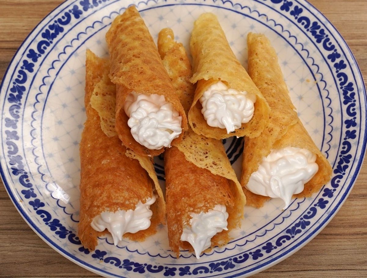 Вафельні трубочки з білковим кремом