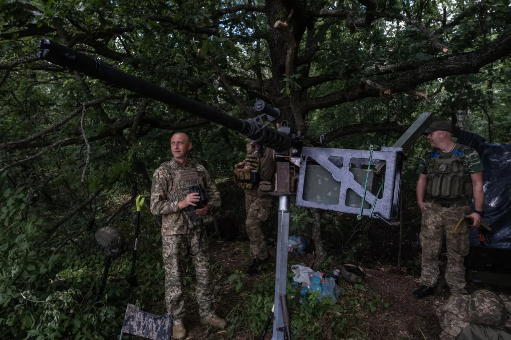 Украинские военные осматривают небо в поисках российских дронов Украинские военные осматривают небо в поисках российских дронов