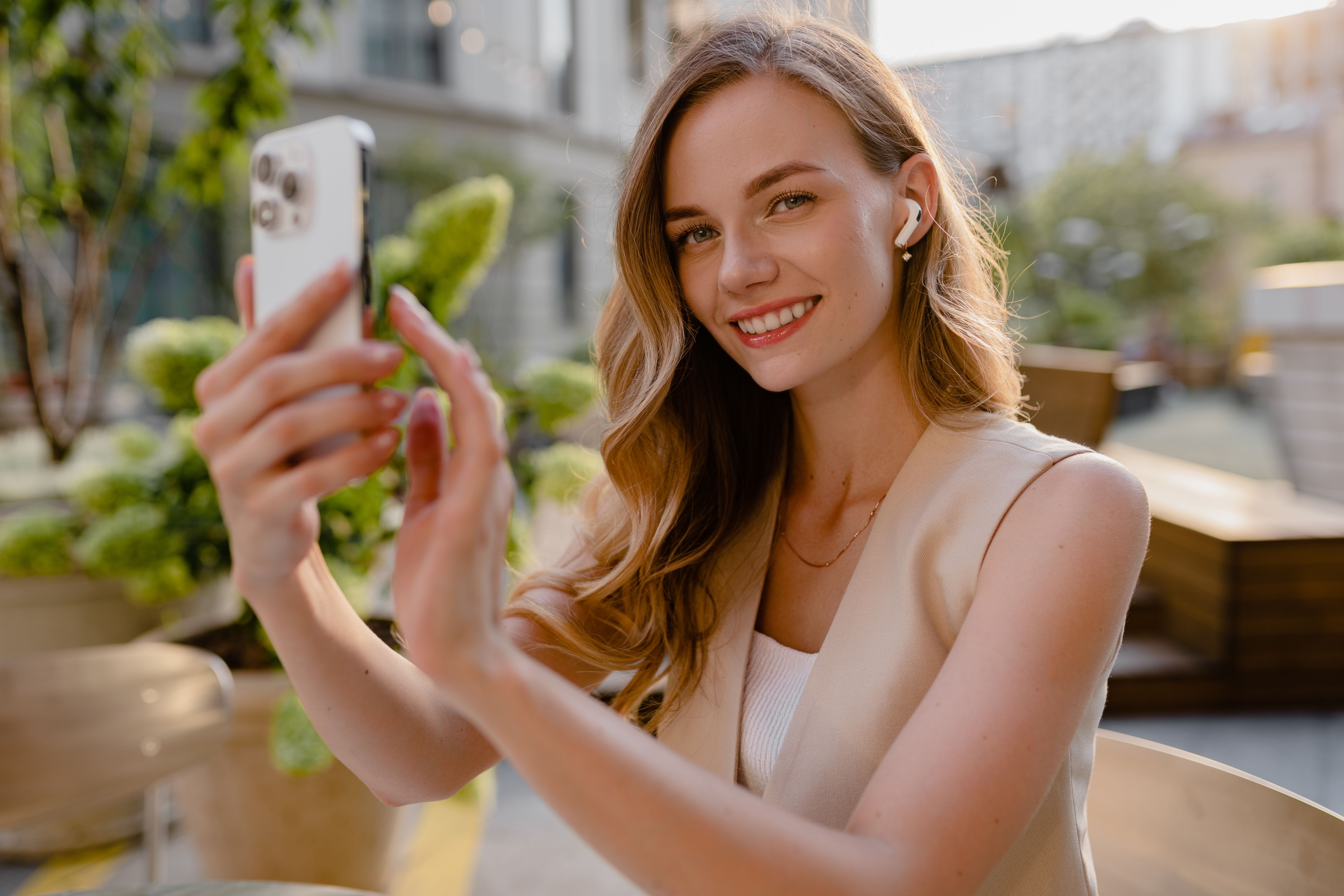 Девушка с телефоном Девушка с телефоном