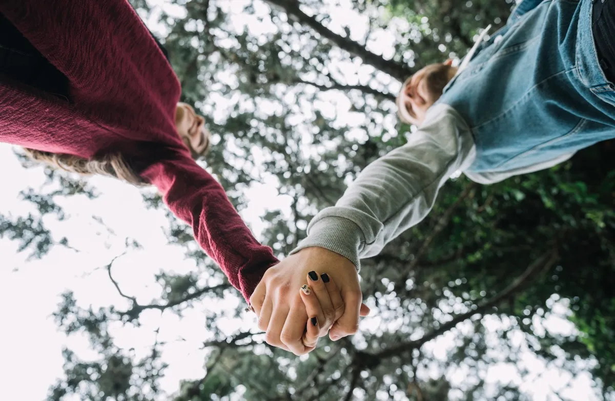 пара держится за руки пара держится за руки