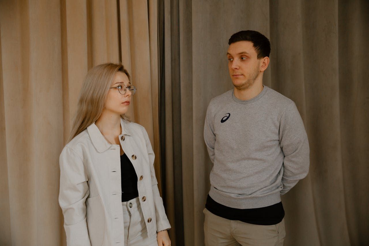 Дівчина ображена на хлопця Дівчина ображена на хлопця