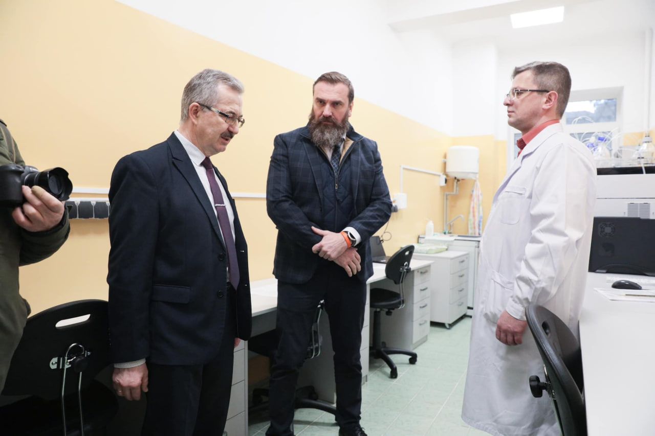 Министру образования демонстрируют новые лаборатории Министру образования демонстрируют новые лаборатории