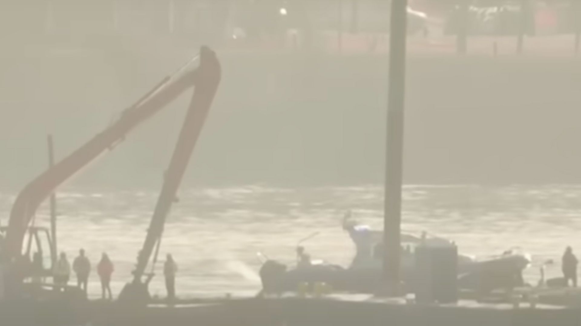 З річки дістали перші уламки літака - 24 Канал З річки дістали перші уламки літака - 24 Канал