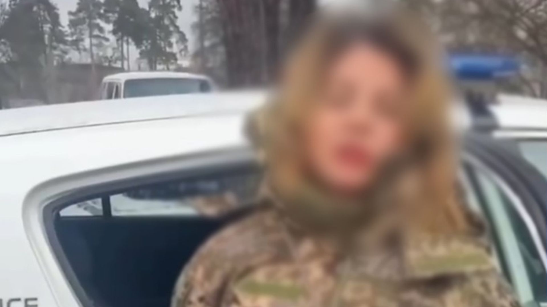 У Києві жінка у військовій формі спричинила конфлікт біля розподільчого центру в Дарницькому районі У Києві жінка у військовій формі спричинила конфлікт біля розподільчого центру в Дарницькому районі